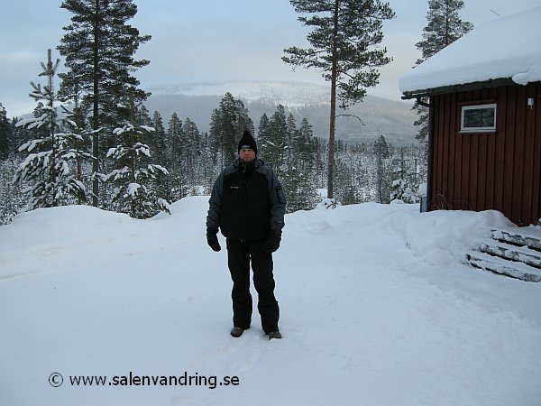 Författaren vid Støa Grendehus en kall vinterdag